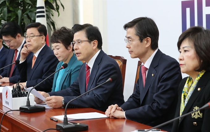 황교안(오른쪽 세번째) 자유한국당 대표가 11일 국회에서 열린 최고위원회의에서 발언하고 있다. 연합뉴스