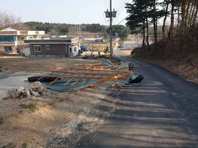 강원 고성군에서 산불이 발생한 지난 4일 밤 대피방송을 듣고 이동 중이던 70대 주민이 강풍에 날아온 함석지붕 등을 맞아 변을 당한 현장. 유족 제공