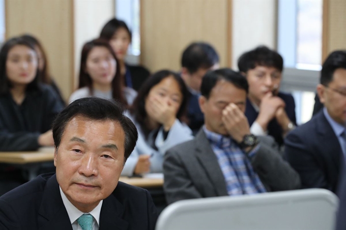 11일 서울 여의도 바른미래당사에서 열린 당 사무처 회의에서 손학규(앞줄 왼쪽) 대표와 당직자들이 굳은 표정으로 참석해 있다. 연합뉴스