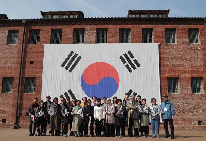 대한민국임시정부 수립 100주년을 맞아 한국을 찾은 국외 거주 독립유공자 후손들이 11일 오전 서울 서대문형무소역사관을 찾아 기념촬영을 하고 있다. 연합뉴스