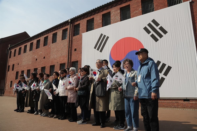 대한민국임시정부 수립 100주년을 맞아 한국을 찾은 국외 거주 독립유공자 후손들이 11일 오전 서울 서대문형무소역사관을 찾아 기념촬영을 하고 있다. 연합뉴스