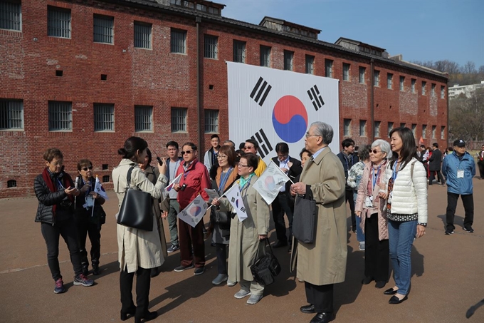 대한민국임시정부 수립 100주년을 맞아 한국을 찾은 국외 거주 독립유공자 후손들이 11일 오전 서울 서대문형무소역사관을 찾아 옥사 등을 둘러보고 있다. 연합뉴스