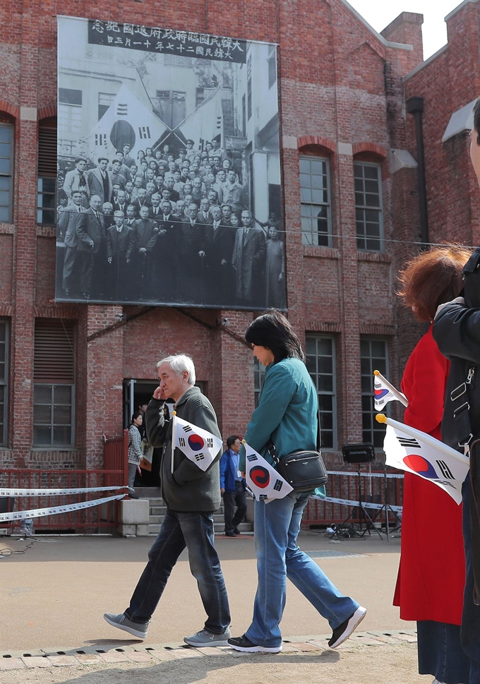 대한민국임시정부 수립 100주년을 맞아 한국을 찾은 국외 거주 독립유공자 후손들이 11일 오전 서울 서대문형무소역사관을 찾아 옥사를 둘러보고 있다. 연합뉴스