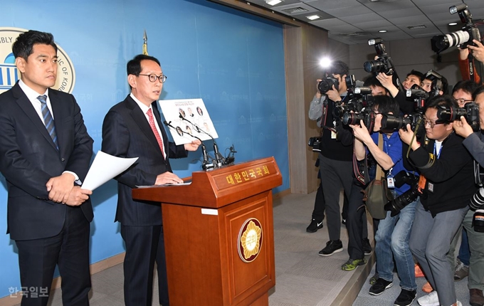 김도읍 자유한국당, 오신환 바른미래당 소속 국회 법제사법위원들이 11일 국회 정론관에서 이미선 헌법재판소 재판관 후보자 관련 기자회견을 하고 있다. 오대근기자