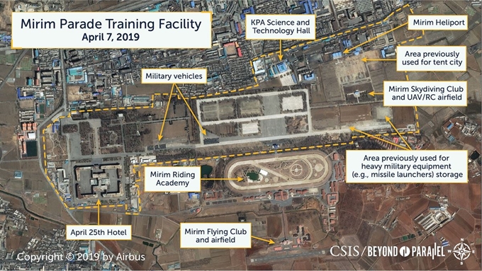 북한의 미림 열병식 훈련장에 군용차량이 세워진 모습이 담긴 위성사진. 7일 촬영된 위성사진 분석 결과 북한이 열병식을 준비하고 있을 수 있다고 미국 전략국제문제연구소(CSIS)가 관측했다.