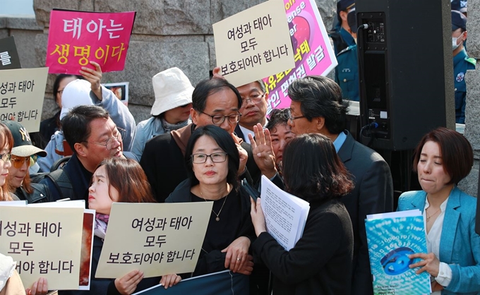 낙태죄폐지반대국민행동 단체 회원들이 11일 오후 서울 종로구 재동 헌법재판소 앞에서 판결 상황을 확인하고 있다. 연합뉴스