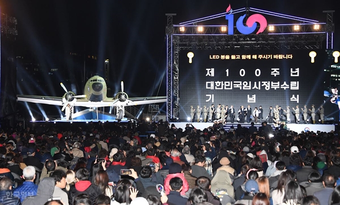 [저작권 한국일보]제 100주년 대한민국 임시정부 수립 기념식이 11일 밤 여의도 공원에서 열린 가운데 임정요인 들이 해방을 맞아 한국에 도착하는 장면을 연출하고 있다.오대근기자 /2019-04-11(한국일보)