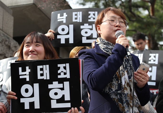 낙태죄 헌법불합치 결정이 내려진 11일 오후 서울 종로구 재동 헌법재판소 앞에서 모두를위한낙태죄폐지공동행동 한 관계자가 미소 짓고 있다. 연합뉴스