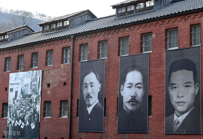 대한민국 임시정부 수립 100주년인 11일 오후 서울 서대문역사기념관 옛 서대문 형무소 외벽에 전시된 임정요인들의 사진.고영권 기자