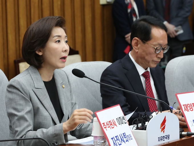 자유한국당 나경원 원내대표가 12일 국회에서 열린 원내대책회의에서 발언하고 있다. 2019.4.12 cityboy@yna.co.kr/2019-04-12 연합뉴스