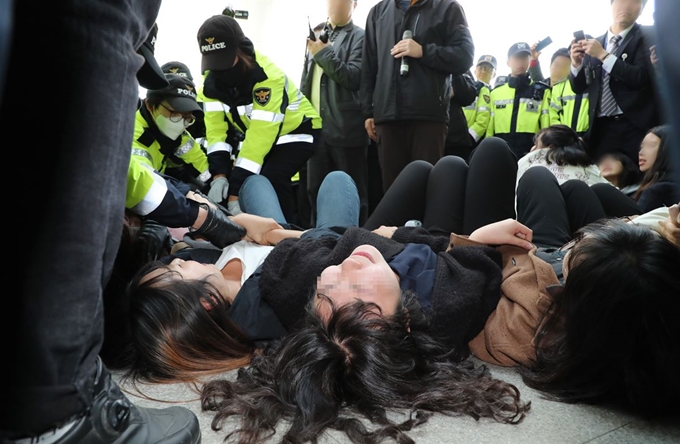 12일 오전 나경원 자유한국당 원내대표의 국회 의원회관 사무실을 기습 점거한 한국대학생진보연합 학생들이 경찰에 연행되고 있다. 연합뉴스