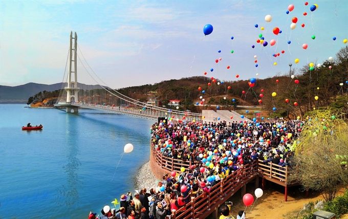 충남 예산군 예당호 출렁다리 개통식이 열린 6일 행사장 주변이 인파로 북적이고 있다. 예산군은 이날 방문객이 2만 2,775명에 달했다고 밝혔다. 예산군 제공