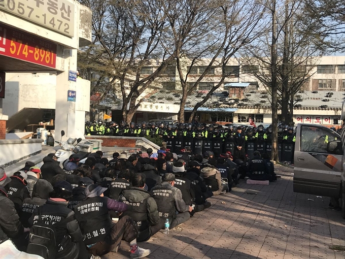 12일 오후 서울 강남구 개포주공1단지 종합상가 명도집행 현장에서 전국철거민연합회가 연좌농성을 벌이며 경찰과 대치하고 있다. 이규리 코리아타임스 기자