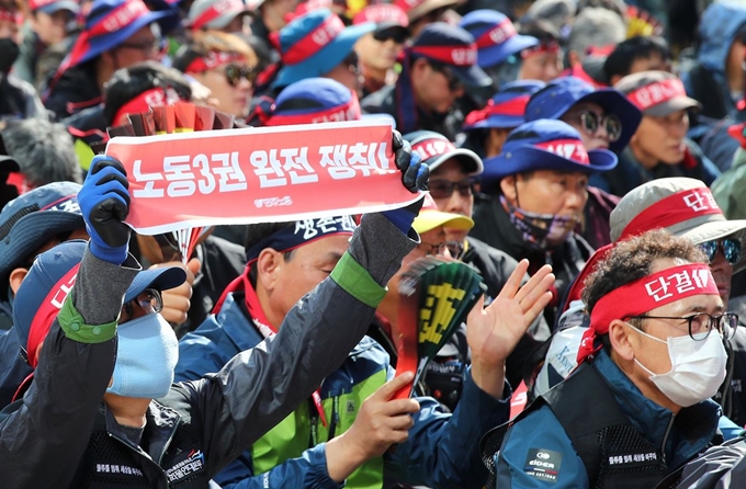 13일 오후 서울 종로구 조계사 앞 도로에서 특수고용노동자들이 총궐기대회를 열어 노동기본권 보장을 요구하고 있다. 연합뉴스