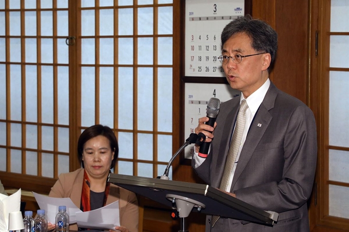 김현종 국가안보실 2차장이 14일 청와대에서 문재인 대통령 중앙아시아 3국 순방 기자간담회를 하고 있다. 문 대통령은 오는 16일부터 23일까지 투르크메니스탄·우즈베키스탄·카자흐스탄 등 중앙아시아 3국을 국빈 방문한다. 연합뉴스