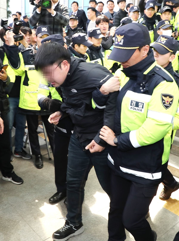 12일 오전 자유한국당 나경원 원내대표의 국회 의원회관 사무실을 기습 점거했던 한국대학생진보연합 학생들이 회관 본청 현관 앞에서 농성을 이어가다 경찰에 연행되고 있다. 사진=연합뉴스