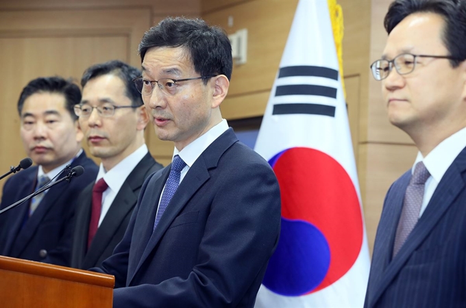 일본이 제기한 후쿠시마 수산물 수입금지 조치 제소 사건에서 한국이 예상을 깨고 세계무역기구(WTO) 상소기구에서 승리한 가운데 12일 세종시 정부세종청사에서 윤창렬 국무조정실 사회조정실장 등이 판결 결과에 대한 정부의 입장을 밝히고 있다. 연합뉴스