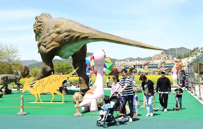 오는 26일부터 3일간 열리는 당항포대첩축제 주무대인 당항포관광지 일대에는 이순신테마공원에서의 다채로운 체험행사와 함께 공룡엑스포 시설들도 다양하게 즐길 수 있다. 고성군 제공