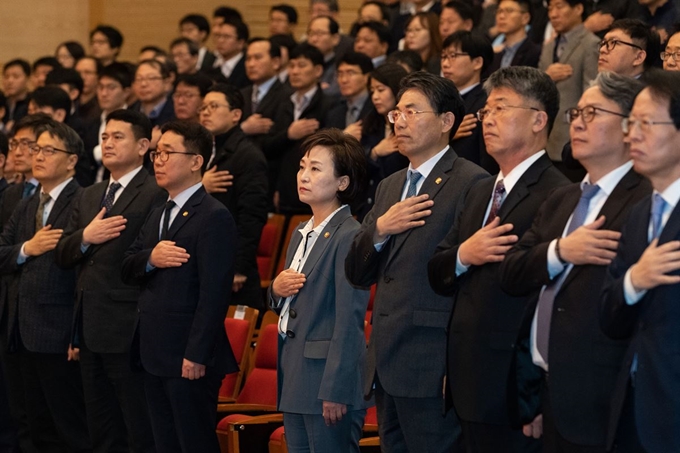 김현미 국토교통부 장관이 지난 8일 세종 정부청사 직원 월례조회에서 참석자들과 국민의례를 하고 있다. 이날 김 장관은 "임기를 연장하는 소극적 의미의 유임 장관이 아니라, 문재인 정부의 2번째 국토부 장관이라는 각오로 이 자리에 섰다"며 "전임 '김현미 장관'이 추진했던 사업 중 좋은 정책은 일관되고 올곧게 계승해 나가고 미진했거나 진척이 없는 사업들은 더욱 속도를 내겠다"고 말했다./국토교통부 제공