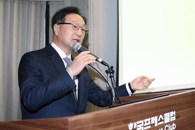 이우석 코오롱생명과학 대표가 지난 1일 서울 중구 프레스센터에서 열린 기자간담회에서 자사 신약 '인보사'의 판매 중지 사태에 대해 설명하고 있다. 뉴스1