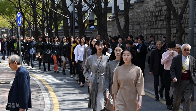 15일 오후 서울 중구 덕수궁 돌담길에서 열린 '서울 365패션쇼'에서 모델들이 워킹을 하고 있다. 서재훈 기자