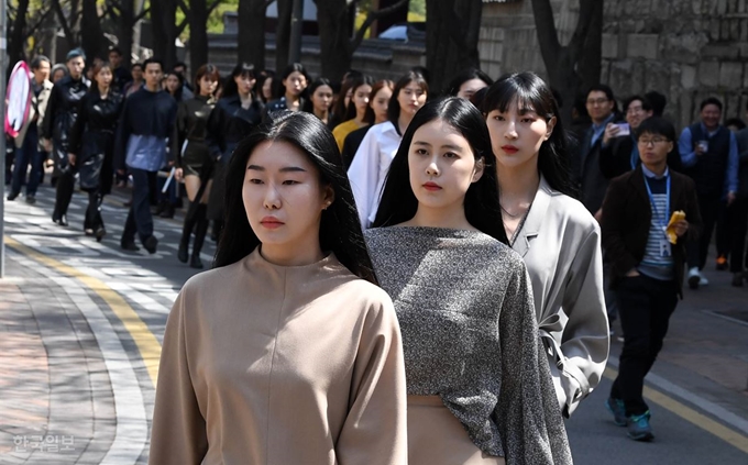 15일 오후 서울 중구 덕수궁 돌담길에서 열린 '서울 365패션쇼'에서 모델들이 워킹을 하고 있다. 서재훈 기자