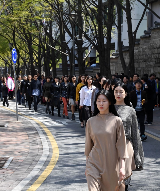 15일 오후 서울 중구 덕수궁 돌담길에서 열린 '서울 365패션쇼'에서 모델들이 워킹을 하고 있다. 서재훈 기자