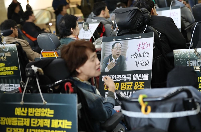 15일 서울 광화문광장 해치마당에서 420 장애인 차별 철폐 공동투쟁단 주최로 '장애등급제 진짜 폐지 기원 광화문 농성 돌입 기자회견'이 열리고 있다. 연합뉴스