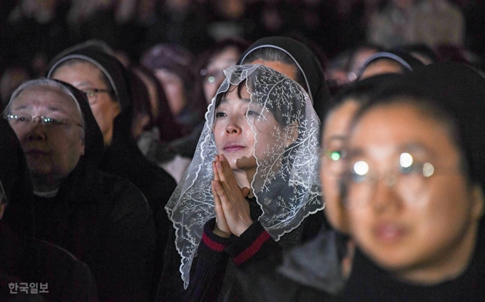 [저작권 한국일보] 세월호 참사 5주기 추모미사. 류효진기자