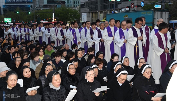 [저작권 한국일보] 세월호 참사 5주기 추모미사. 류효진기자