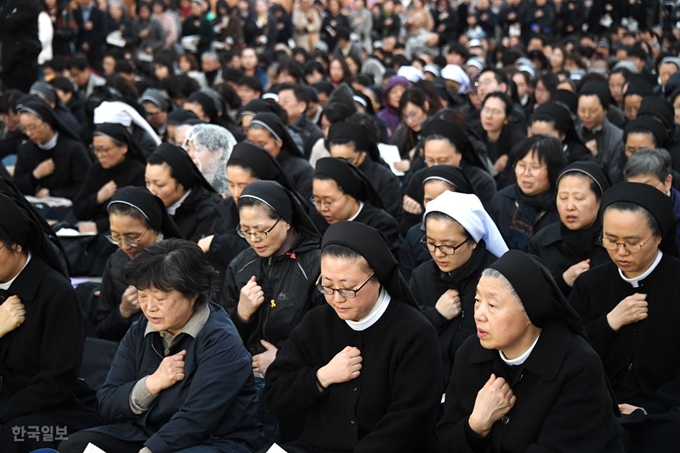 [저작권 한국일보] 세월호 참사 5주기 추모미사. 류효진기자