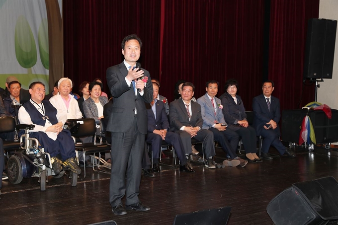 박겸수 강북구청장이 지난해 4월 개최된 장애인 한마음 축제에서 인사말을 하고 있다. 강북구 제공