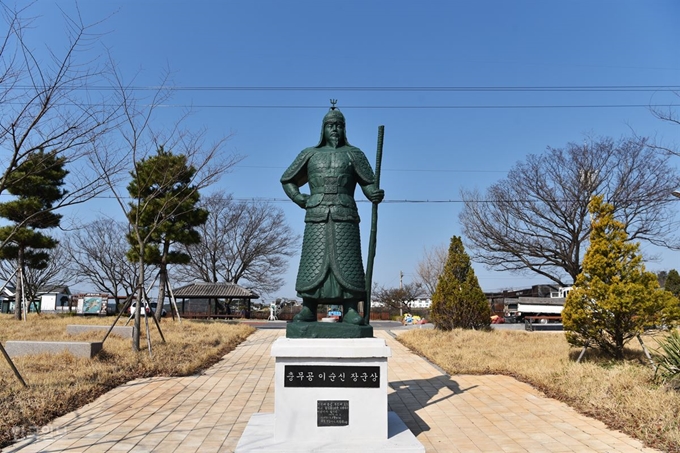 1977년 세운 이순신 동상이 남아 학교 터였음을 알려 준다.