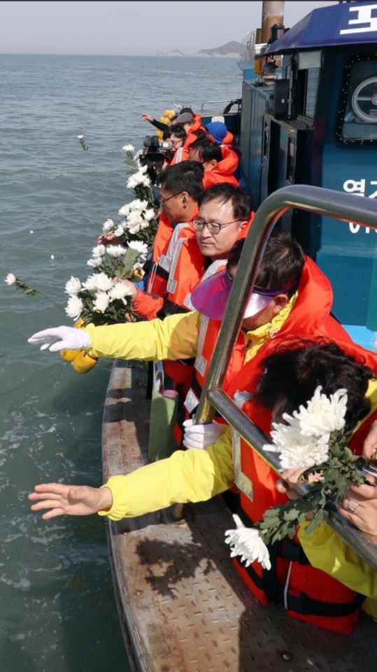 진도 세월호 사고해역을 방문한 유가족들이 바다를 향해 헌화를 하면서 오열하고 있다. 독자 제공