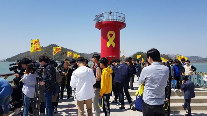 [한국일보 저작권]진도팽목항에 학생들 방문이 잇따르고 있다. 박경우 기자