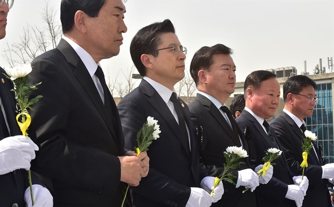 황교안 자유한국당 대표와 당 관계자들이 16일 오전 인천시 부평구 인천가족공원 세월호 일반인 희생자 추모관 앞에서 열린 세월호 일반인 희생자 5주기 추모식에서 헌화를 하고 있다. 뉴스1