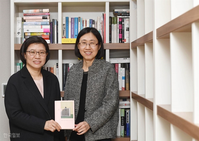 12일 서초구에 위치한 한국상담대학원 대학교에서 진은영 시인과 김경희 교수와 인터뷰를 가졌다. 두 사람은 문학을 통해 일상적 고민을 치유하고 감정을 마주하는 '문학상담'을 진행하고 있다. 홍윤기 인턴기자