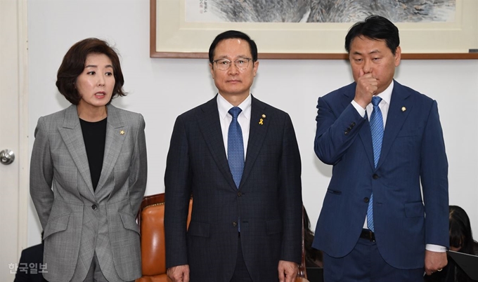 더불어민주당 홍영표 원내대표(가운데)와 자유한국당 나경원 원내대표(왼쪽), 바른미래당 김관영 원내대표가 15일 오전 여의도 국회 운영위원장실에서 열린 여야 3당 원내대표 회동에서 모두발언을 하고 있다. 오대근 기자