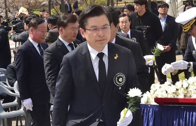 황교안 자유한국당 대표가 16일 오전 인천시 부평구 인천가족공원 내 세월호 일반인 희생자 추모관 앞에서 열린 5주기 추모식에서 헌화 및 분향을 위해 무대에 오르고 있다. 연합뉴스.