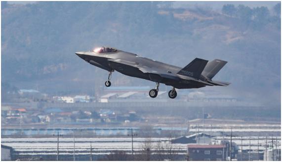 한국에 도입된 첫 스텔스 전투기인 F-35Ark 지난달 29일 청주 공군기지를 이륙하고 있다. 청주=연합뉴스