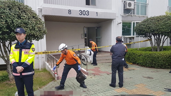 17일 오전 경남 진주시 가좌동 한 아파트 방화 난동 사망 사건이 발생한 현장. 아파트 출입구 바닥에 사건 당시 끔찍한 상황을 대변하는 듯 주민들의 핏자국이 곳곳에 가득하다. 이 사건으로 현재까지 주민 5명이 숨지고 11명이 다쳤다. 연합뉴스