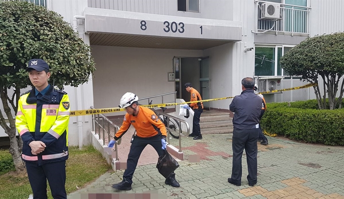 17일 오전 경남 진주시 가좌동 한 아파트 방화 난동 사망 사건이 발생한 현장. 아파트 출입구 바닥에 사건 당시 끔찍한 상황을 대변하는 듯 주민들의 핏자국이 곳곳에 가득하다. 이 사건으로 현재까지 주민 5명이 숨지고 11명이 다쳤다. 연합뉴스