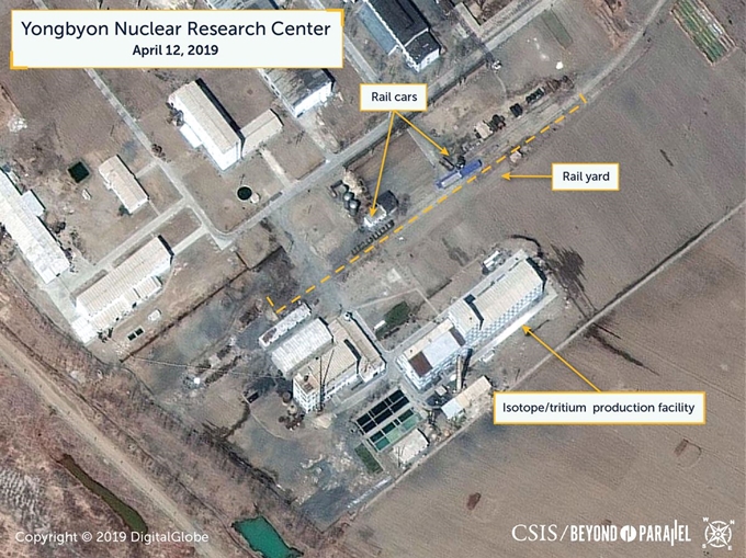 미국 싱크탱크 전략국제문제연구소(CSIS)가 16일 공개한 북한 영변 핵시설의 위성사진. 지난 12일 확보한 상업위성 사진으로, 특수 궤도차(rail cars) 등이 표시돼 있다. 로이터 연합뉴스