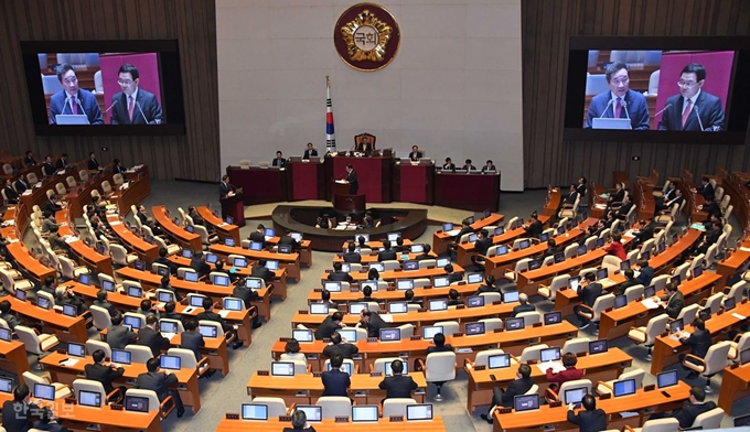 [저작권 한국일보]내년 4월 15일 치러지는 제주지역 제21대 국회의원 총선거는 16년째 도내 3개 선거구를 독식한 더불어민주당의 수성이냐, 자유한국당의 탈환이냐에 관심이 집중될 것으로 보인다. 사진은 국회 본의회장 전경. 오대근 기자.