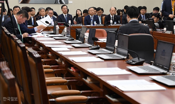 17일 국회에서 열린 제1차 과학기술정보방송통신위원회 전체회의가 자유한국당 의원들의 불참으로 지연되고 있다. 한국당 의원들은 한시간 늦은 오전 11시에 입장했다. 오대근기자