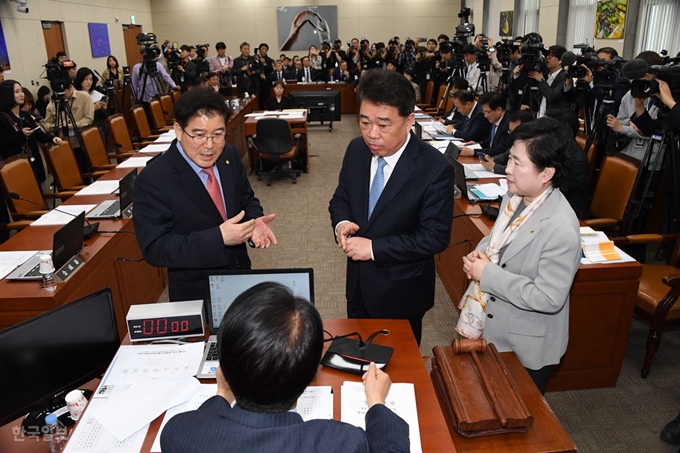 17일 국회에서 열린 제1차 과학기술정보방송통신위원회 전체회의가 자유한국당 의원들의 불참으로 지연되며 자유한국당 김성태 간사가 유영민 장관의 출석을 요구하고 있다. 오대근기자