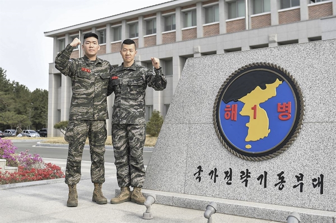 경북 포항시 북구 흥해읍 KTX포항역사에서 피를 흘리며 쓰러진 시민을 신속한 응급처치로 구한 해병대 제1사단 조준형 일병(왼쪽부터)과 이윤종 일병. 해병대1사단 제공.