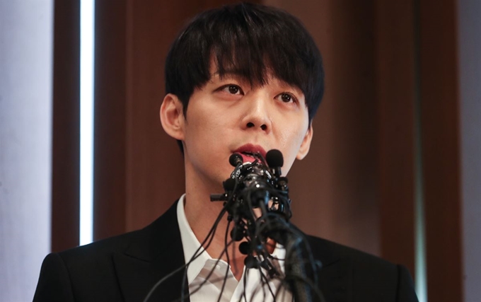 Singer-actor Park Yoo-chun speaks during a news conference at Press Center in central Seoul, Wednesday. He denied the allegation that he encouraged his former girlfriend Hwang Ha-na to use prohibited drugs. /Yonhap 가수 겸 배우 박유천이 수요일 서울 중구 프레스센터에서 기자회견을 하고 있다. 그는 전 여자친구 황하나에게 마약을 권유했다는 혐의를 부인했다. 연합뉴스