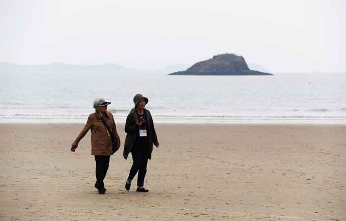 자은도 백길해수욕장장. 고운 모래사장을 걸어도 좋고, 그저 바라만 봐도 좋다.