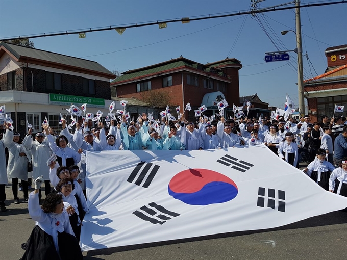 지난달 29일 서천에서 열린 ‘3ㆍ1만세운동 릴레이 재현행사’ 모습. 충남도 제공